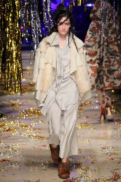 Look 16